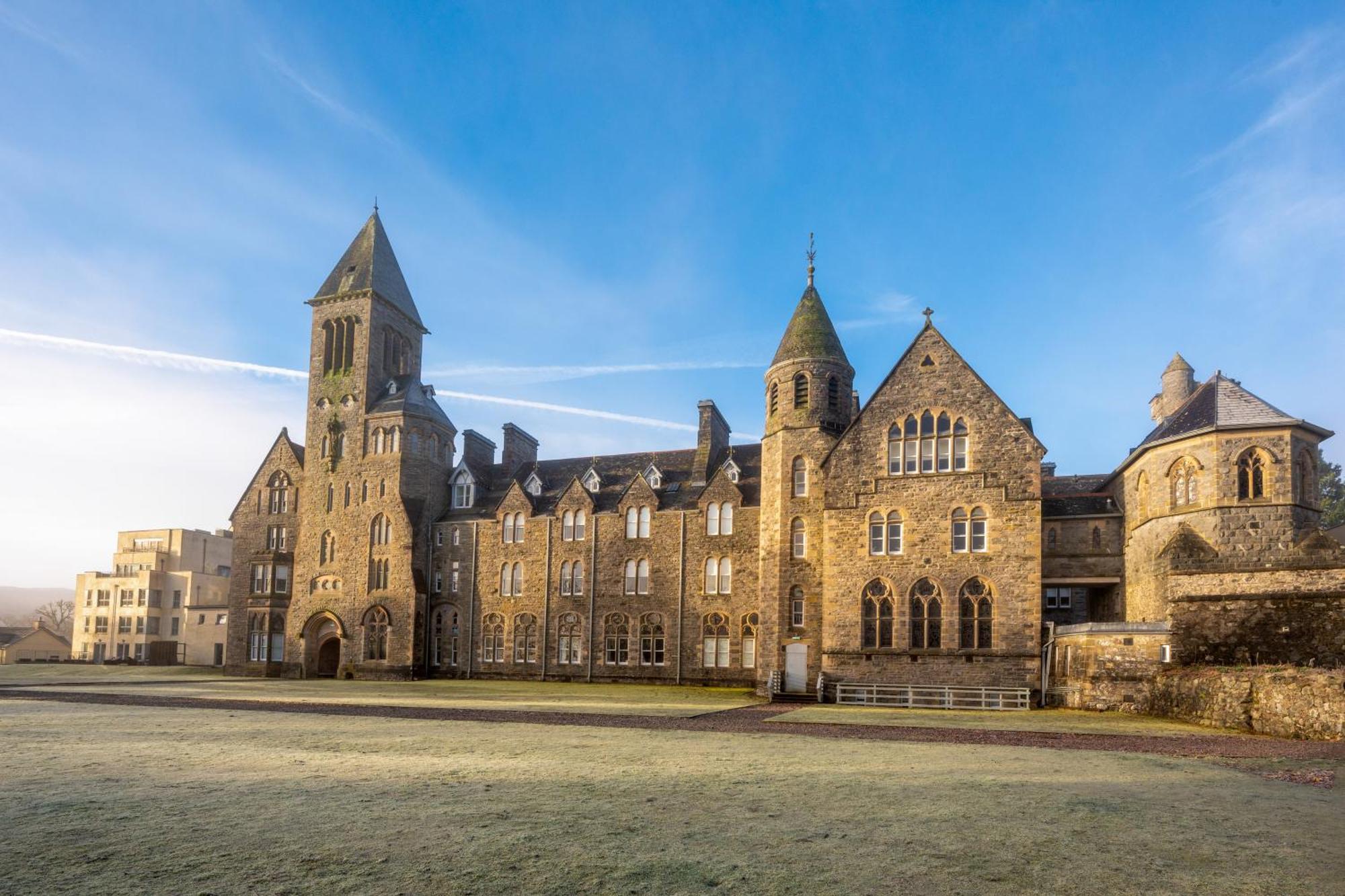 The Caledonian 3 Bedroom Self Catering Apartment In Historic Abbey Форт Аугустус Экстерьер фото