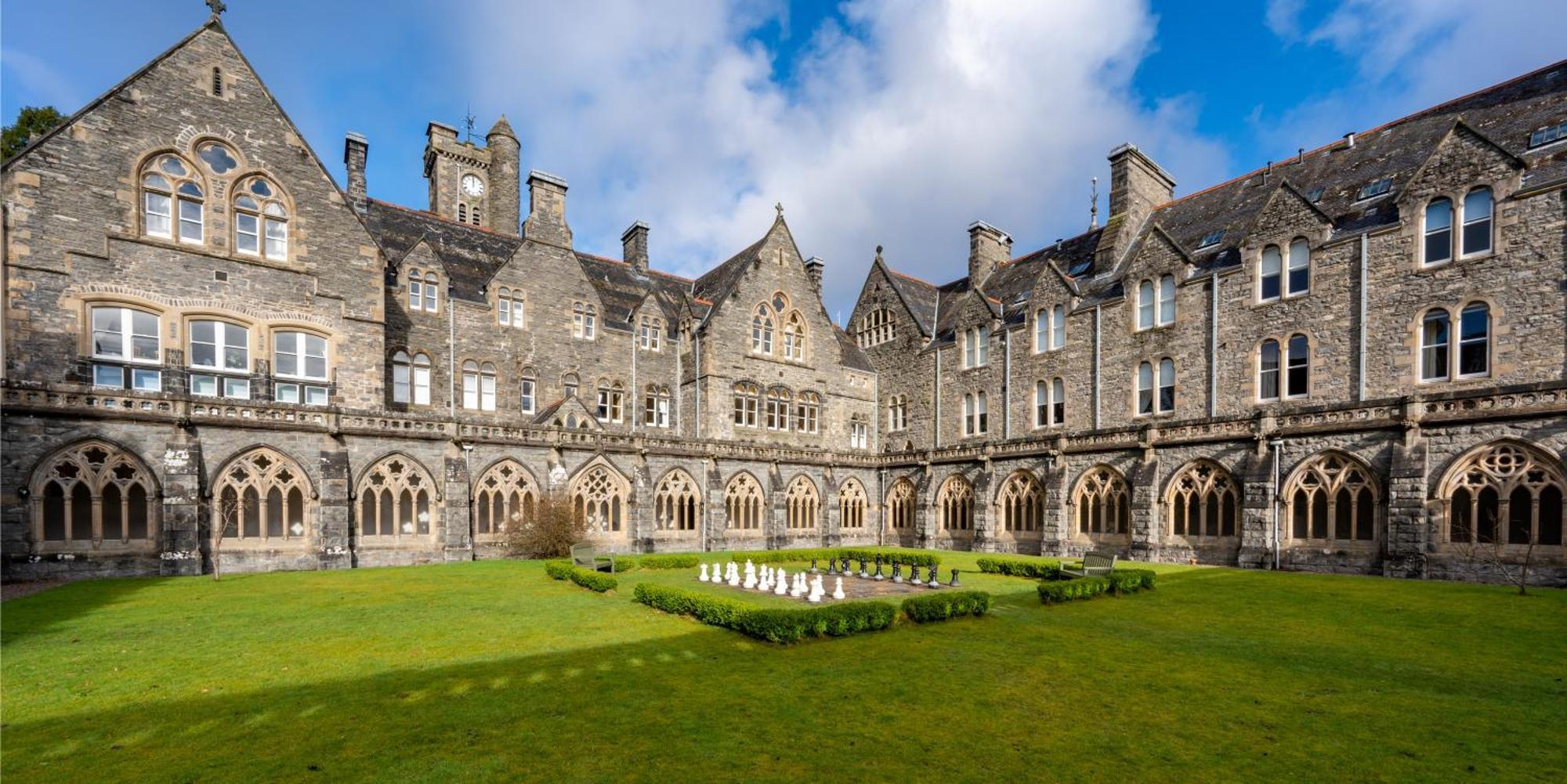 The Caledonian 3 Bedroom Self Catering Apartment In Historic Abbey Форт Аугустус Экстерьер фото